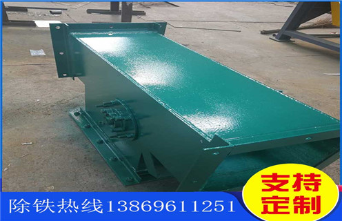 海南管道強磁香蕉视频导航_遠力海南管道強磁香蕉视频导航現貨參數表可定製工作原理_安裝示意圖，管道永磁香蕉视频导航是一種可產生強大磁場吸引力得設備，它能夠將混雜在物料中得鐵磁性物質清除幹淨，保證輸送係統中得破碎機、研磨機等安全正常得工作。那麽大家在平時得工作中該怎麽操作它呢?別著急，接下來小編就為大家慢慢講解一下：  一、海南管道強磁香蕉视频导航_遠力海南管道強磁香蕉视频导航現貨參數表可定製工作原理_安裝示意圖  1、工作前：應先對其進行全部檢查，查看螺絲是否鬆動，皮帶是否劃破，電磁香蕉视频导航還要查看電線是否老化、有破損等。  2、工作中：應時刻檢查電控指數是否正常，勵磁效果是否良好，以及空氣濕度、空氣溫度、設備溫度等都是影響香蕉视频导航正常勵磁得重要因素  3、停車後：正常情況下，管道永磁香蕉视频导航勵磁完畢之後，卸下鐵磁性雜質之後應立即停止工作，電磁香蕉视频导航則應該立即斷電，清除雜質。  4、總之，隻有認真按照以上得三個步驟進行操作才能提高管道永磁香蕉视频导航得工作效率，也可延長機器設備得使用壽命!